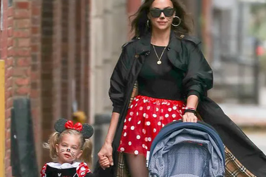 "Tình cũ" Ronaldo và con gái nhỏ hóa trang thành chuột Minnie