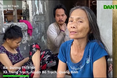 Cơ cực cảnh mẹ già sống lay lắt nuôi 2 đứa con tâm thần