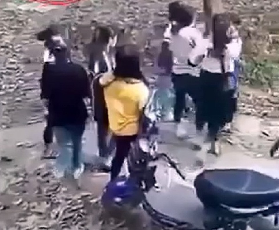 Hai nhóm nữ sinh cấp 3 đánh nhau, một nữ sinh phải nhập viện - 1 Hai nhóm nữ sinh cấp 3 đánh nhau, một nữ sinh phải nhập viện - 1