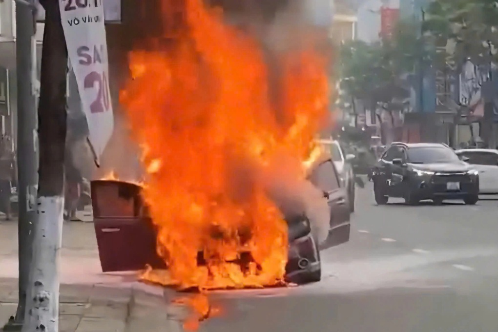 Ô tô bốc cháy ngùn ngụt giữa trung tâm Đà Nẵng - 1 Ô tô bốc cháy ngùn ngụt giữa trung tâm Đà Nẵng - 1