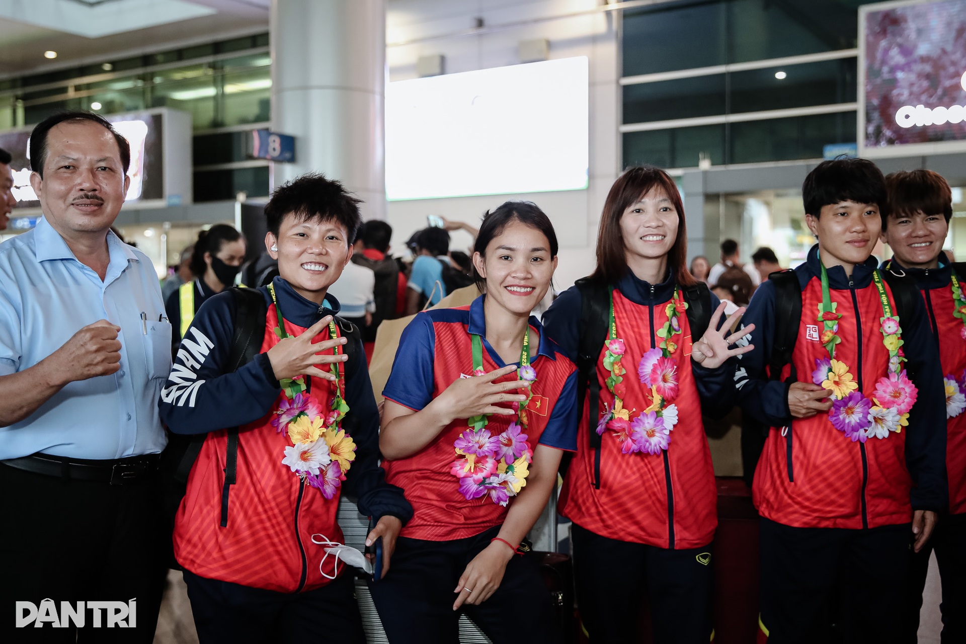 Tuyển nữ Việt Nam rạng rỡ trong ngày về nước  - 2