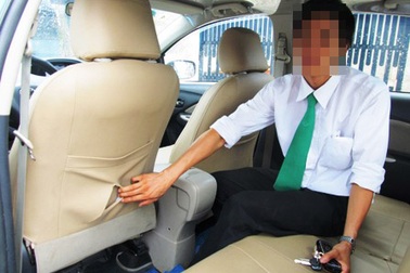 Nữ tài xế taxi bị cướp tài sản, đẩy khỏi xe