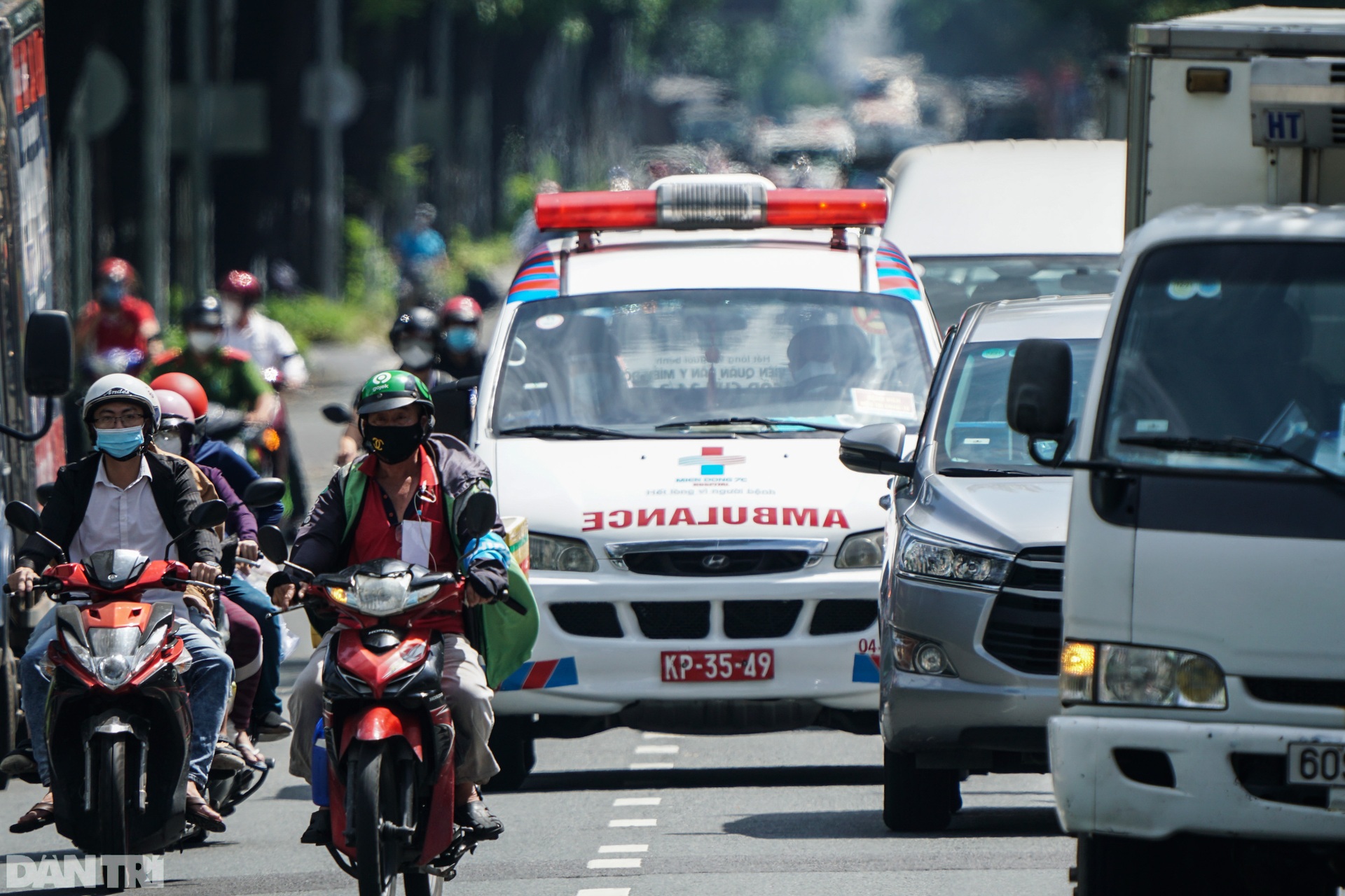 Xe cứu thương vất vả len lỏi trên đường đông đúc phương tiện ở TPHCM - 4