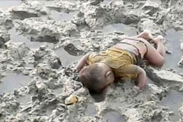 Ảnh em bé tị nạn chết úp mặt xuống bùn gây rúng động