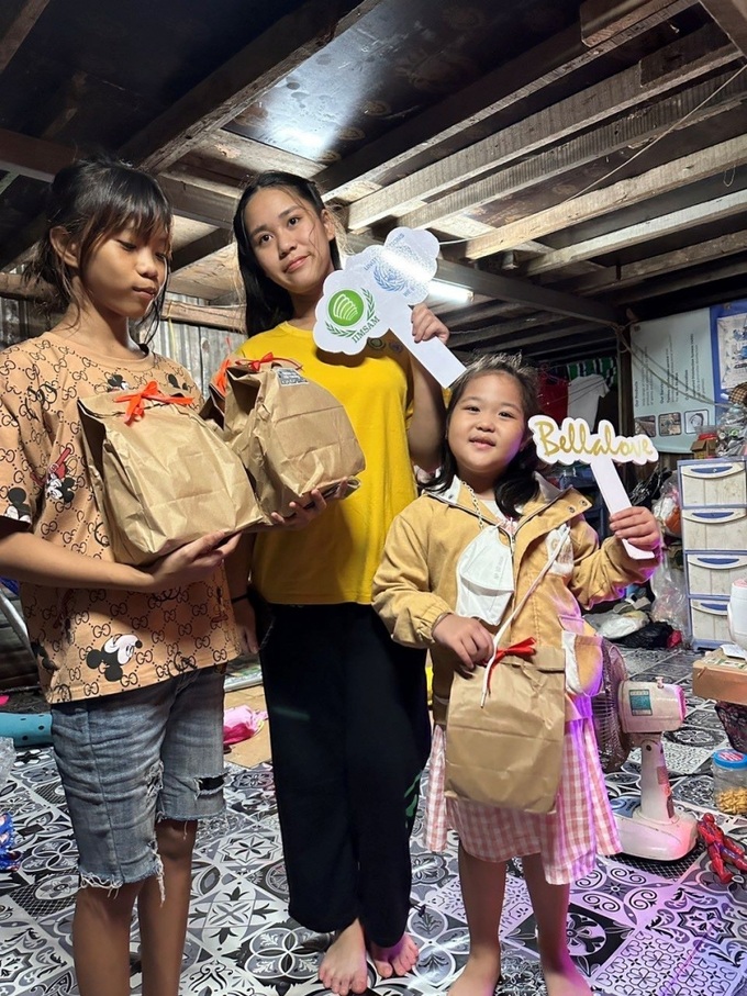 Bella Vũ tặng quà trẻ em nghèo