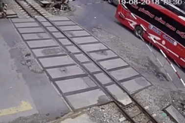 Hãi hùng xe khách bị xuyên thủng khi tông rào chắn, khách lao cửa kính nhảy ra