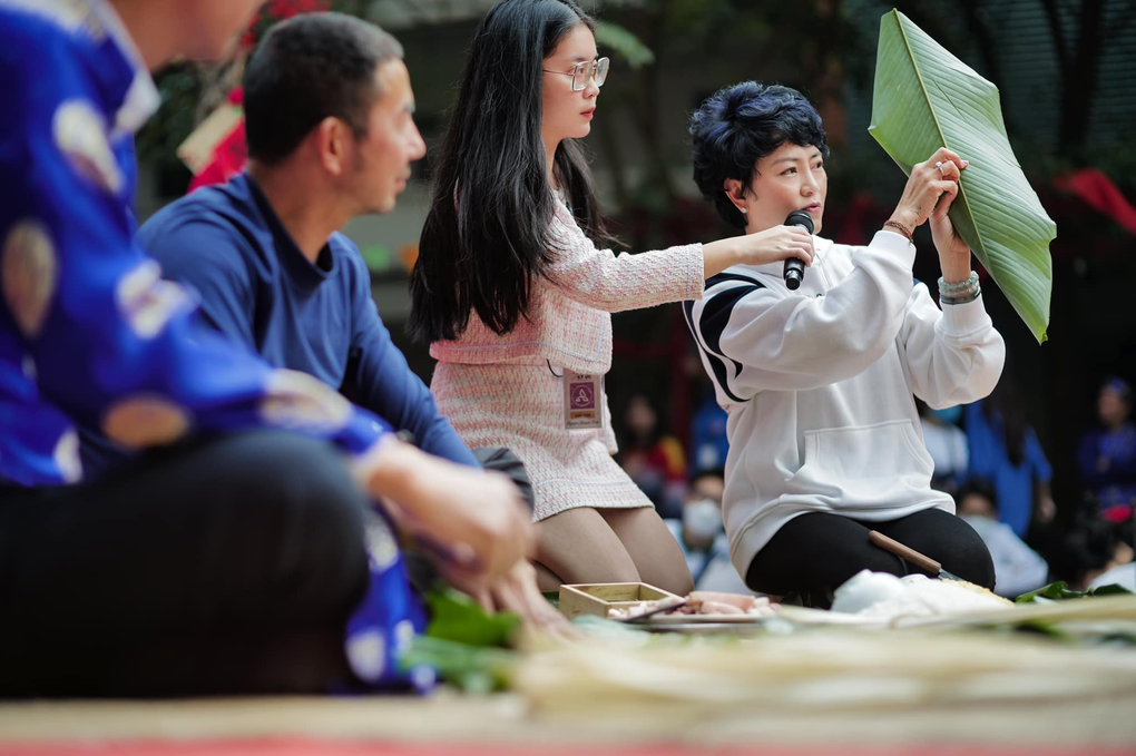 Hà Nội: 2.000 phụ huynh, học sinh, giáo viên chạy marathon vì Tết sẻ chia - 4 Hà Nội: 2.000 phụ huynh, học sinh, giáo viên chạy marathon vì Tết sẻ chia - 4