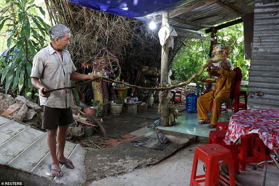Dị nhân Việt Nam 80 năm không cắt tóc lên báo quốc tế - 2 Dị nhân Việt Nam 80 năm không cắt tóc lên báo quốc tế - 2