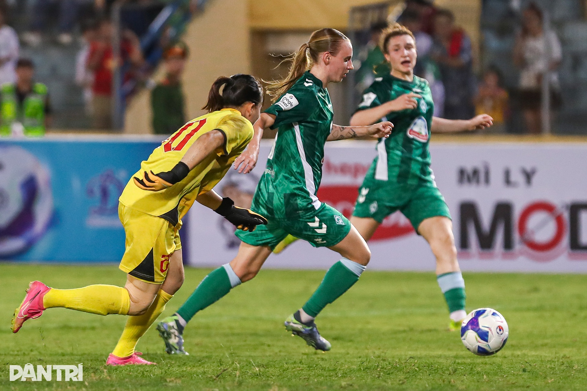 Thể hình vượt trội, dàn sao Werder Bremen áp đảo tuyển nữ Việt Nam - 16 Thể hình vượt trội, dàn sao Werder Bremen áp đảo tuyển nữ Việt Nam - 16