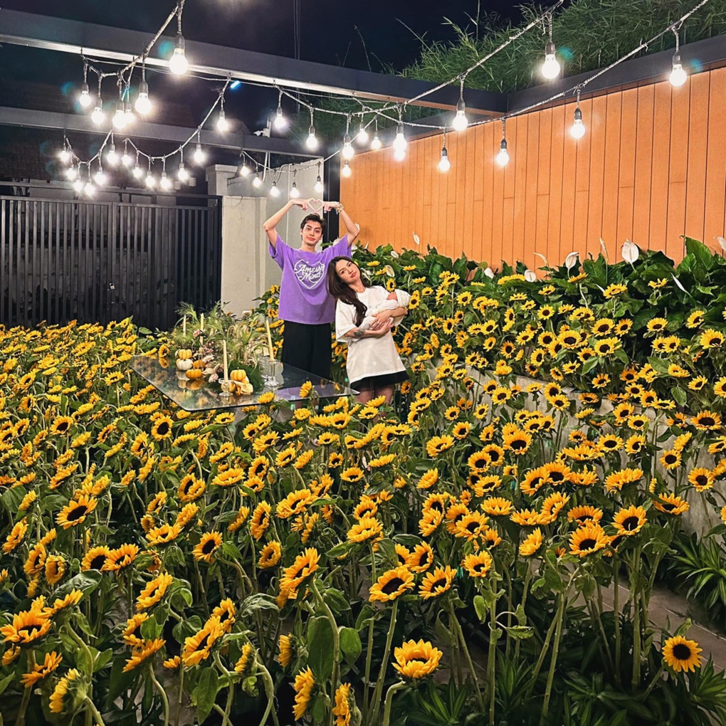 Lucie Nguyễn xúc động khi được ông xã Tuấn Dương tặng vườn hoa hướng dương - 1 Lucie Nguyễn xúc động khi được ông xã Tuấn Dương tặng vườn hoa hướng dương - 1