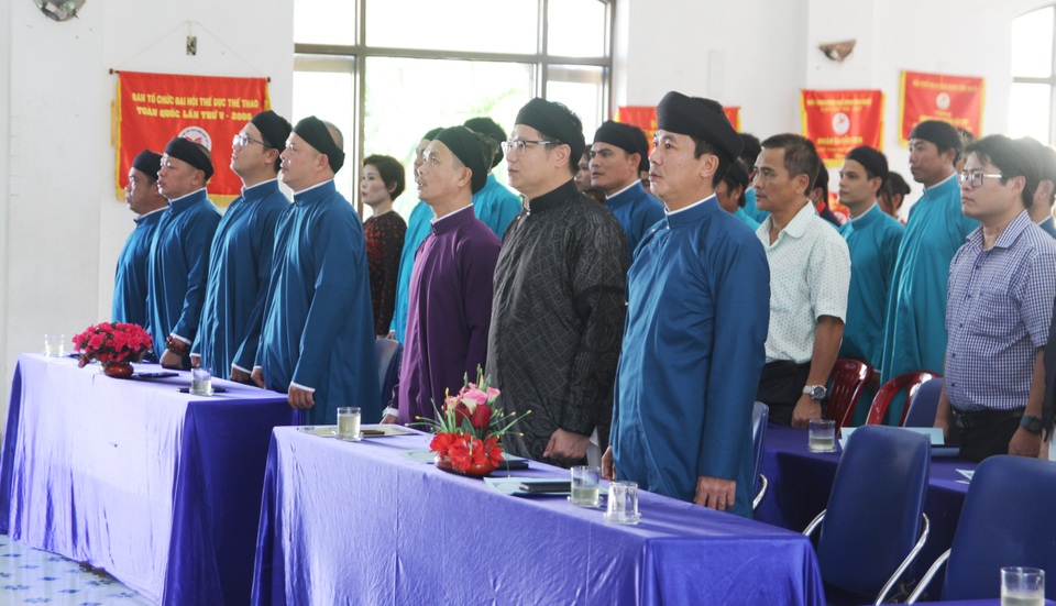 Các thầy giáo ở Huế mặc áo dài ngũ thân dự khai giảng năm học mới - 2 Các thầy giáo ở Huế mặc áo dài ngũ thân dự khai giảng năm học mới - 2