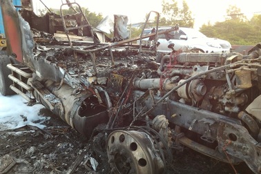 Xe đầu kéo bốc cháy khi đang chạy