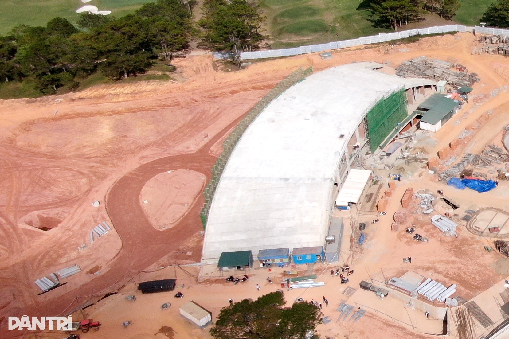 दा लाट में क्यू हिल गोल्फ क्लब भवन में लंबे समय से उल्लंघन - 1 Sai phạm kéo dài tại tòa nhà Câu lạc bộ golf Đồi Cù Đà Lạt - 1