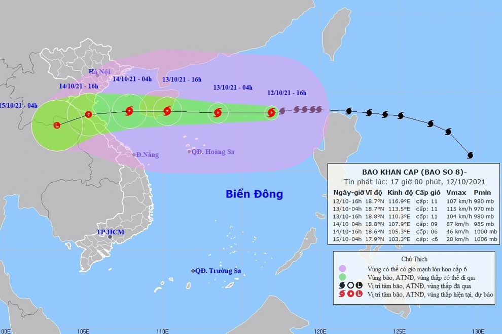 Bão số 8 tiến gần Hoàng Sa, tiếp tục hướng vào miền Trung - 1 Bão số 8 tiến gần Hoàng Sa, tiếp tục hướng vào miền Trung - 1