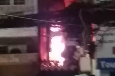 Biển lửa bao trùm căn nhà ở khu phố Tây (Clip do bạn đọc cung cấp)