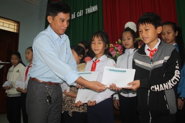 Grobest Việt Nam thắp sáng ước mơ học sinh nghèo miền đất võ