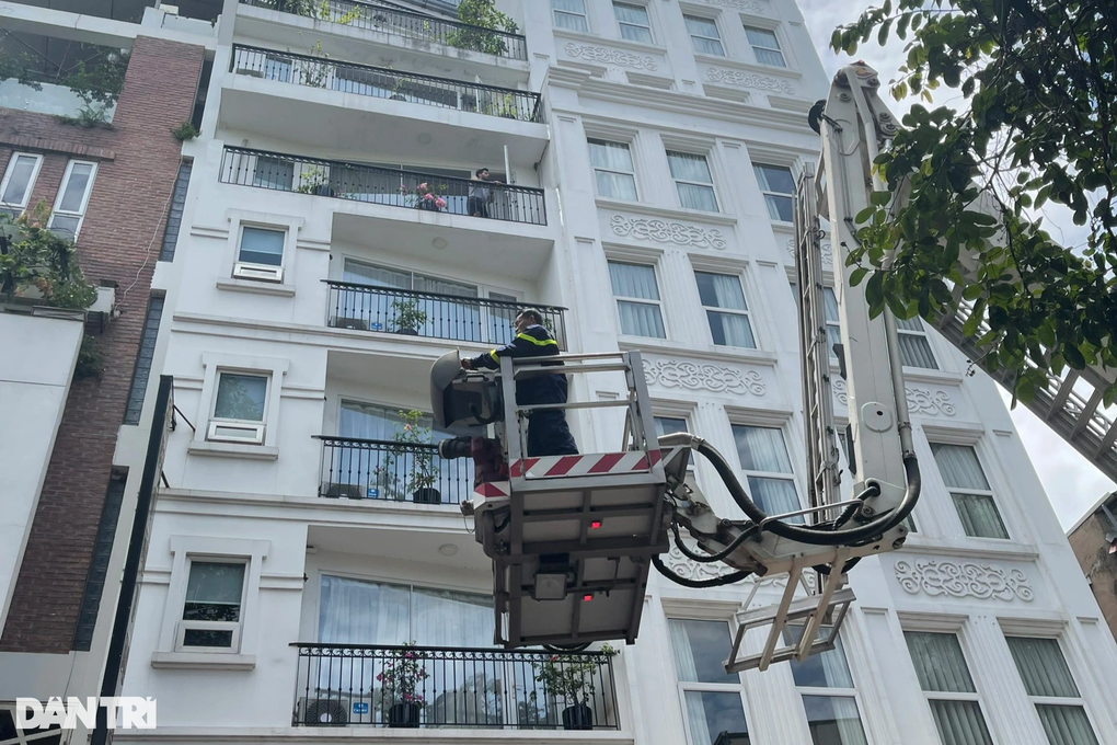 Giải cứu 2 du khách nước ngoài trong vụ cháy khách sạn trên phố cổ - 1 Giải cứu 2 du khách nước ngoài trong vụ cháy khách sạn trên phố cổ - 1