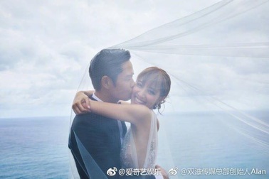 Trịnh Gia Dĩnh trở về Hồng Kong cùng “bà xã” hoa hậu kém 22 tuổi