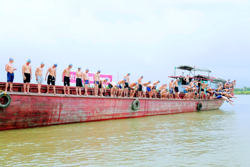 Gần hai  trăm VĐV tham gia Hội bơi vượt sông truyền thống Bạch Đằng - 3