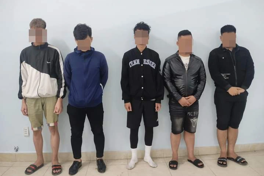 Vụ mất 130 điện thoại: Lũ dội vỡ cửa siêu thị, nhiều người vơ vét tài sản - 1 Vụ mất 130 điện thoại: Lũ dội vỡ cửa siêu thị, nhiều người vơ vét tài sản - 1