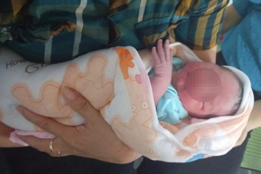 Đi hái rau, phát hiện cháu bé bị bỏ rơi còn nguyên dây rốn