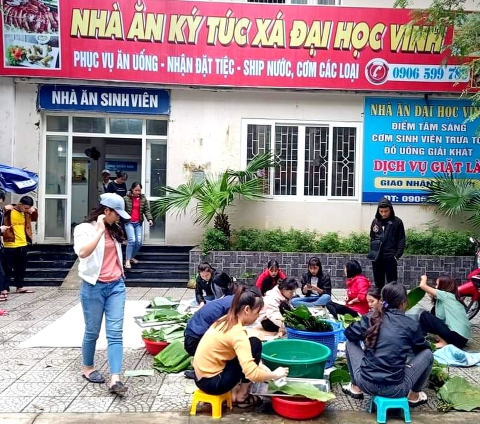 Tuổi trẻ xứ Nghệ gửi hơi ấm tới đồng bào vùng lũ - 4 Tuổi trẻ xứ Nghệ gửi hơi ấm tới đồng bào vùng lũ - 4