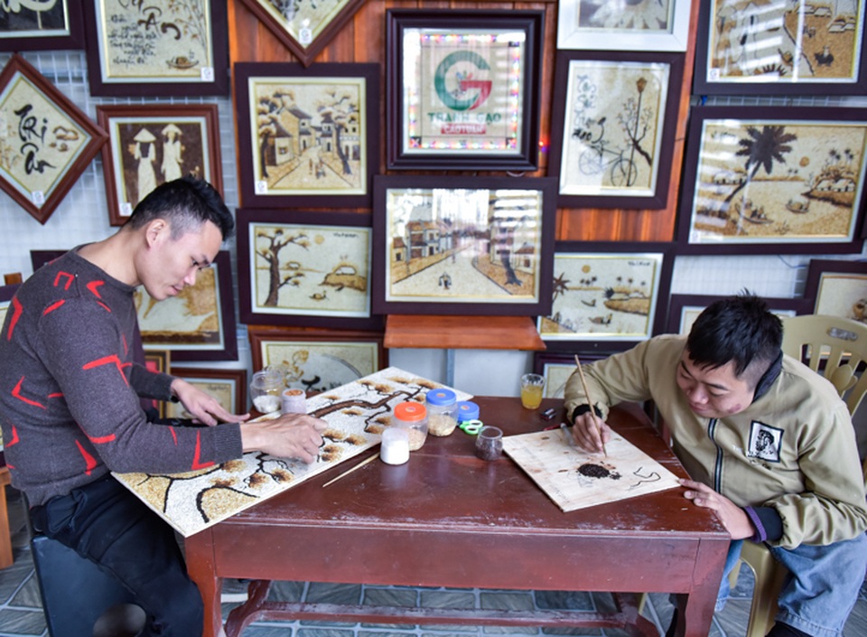 Chàng trai khuyết tật thổi hồn vào tranh gạo - 5 Chàng trai khuyết tật thổi hồn vào tranh gạo - 5