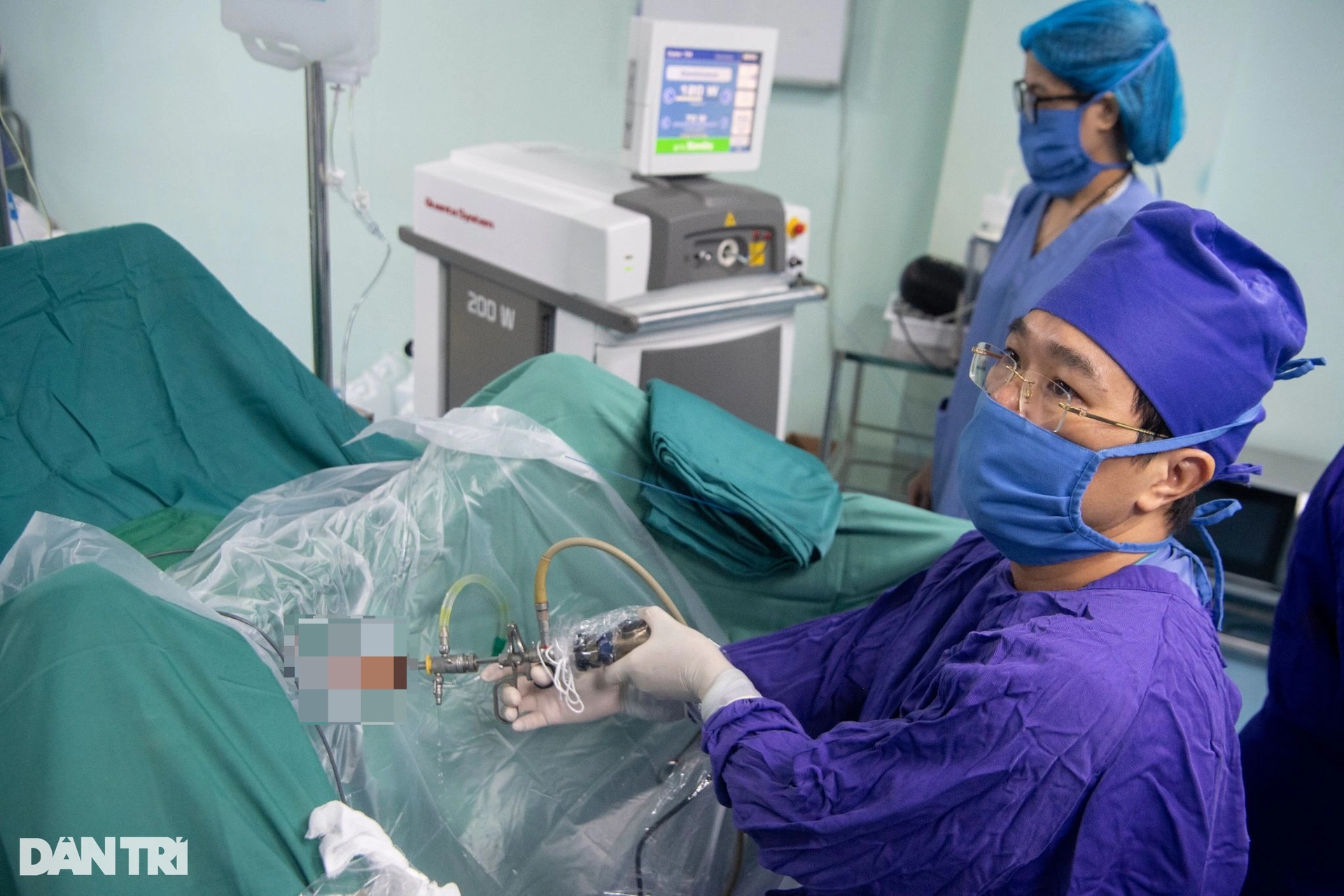 Xem bác sĩ dùng laser hóa hơi tuyến tiền liệt cụ ông 90 tuổi - 5 Xem bác sĩ dùng laser hóa hơi tuyến tiền liệt cụ ông 90 tuổi - 5