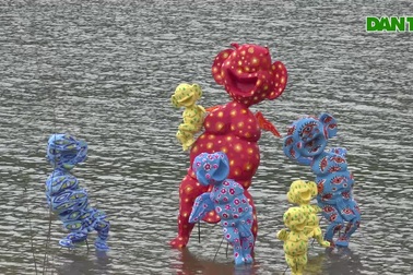 Hàng chục họa sĩ tổ chức cuộc triển lãm có "1 không 2" bên bìa rừng