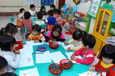 Trường học sập mái, trẻ mầm non phải đi học nhờ