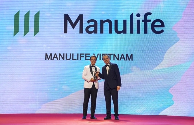 Ông Sang Lee (trái) Tổng Giám đốc Manulife Việt Nam nhận cúp vinh danh Manulife Việt Nam: “Nơi làm việc tốt nhất châu Á 2022”, đánh dấu năm thứ tư liên tiếp ghi danh tại Giải thưởng nhân sự uy tín - HR Asia Awards.