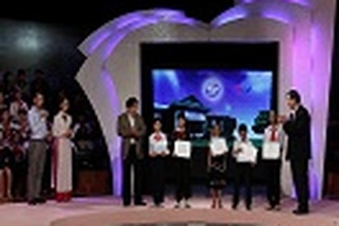 Đèn đom đóm hướng tới ngôi trường thứ 10