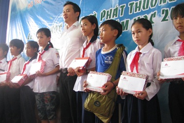 Cần Thơ: Trao 178 suất học bổng cho học sinh nghèo