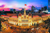 Kiến trúc độc đáo của trụ sở UBND TPHCM khiến du khách trầm trồ