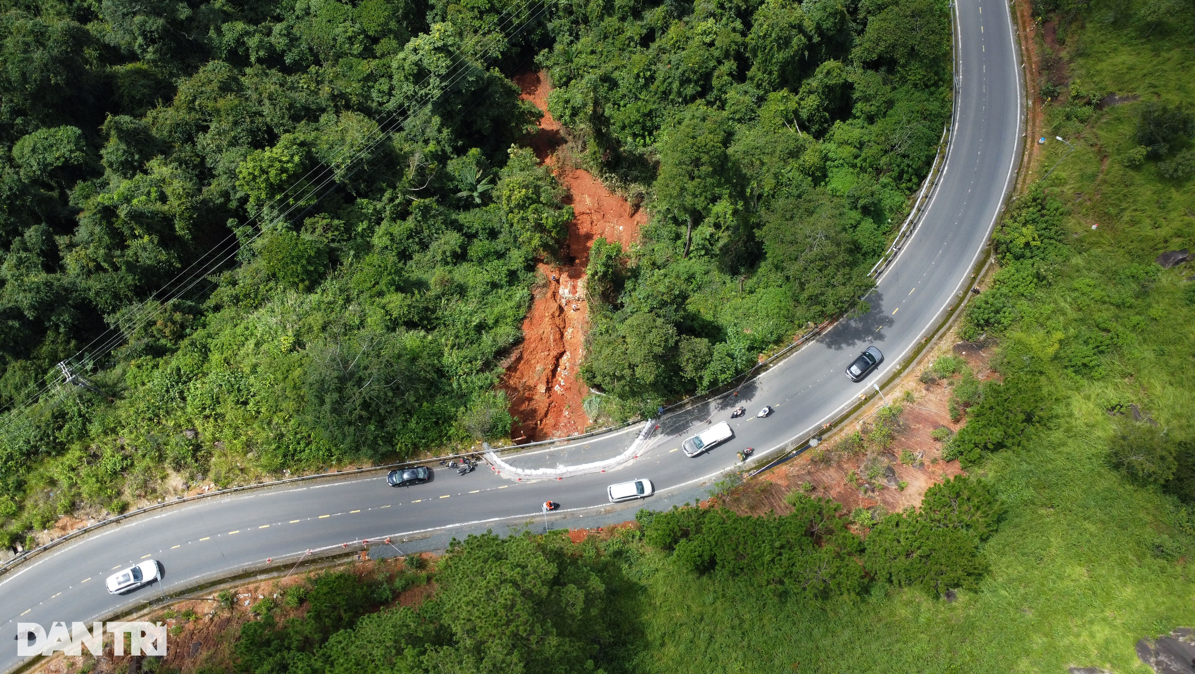 View - Đèo Tà Nung ở Đà Lạt sạt lở, kè taluy trôi khỏi vị trí gần 40m | Báo Dân trí