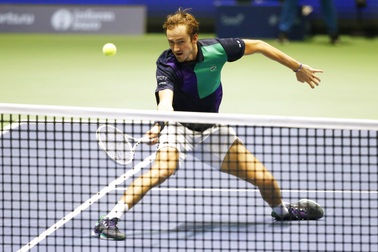 Medvedev vào chung kết Vienna Open, Alcaraz thua sốc ở Basel Open
