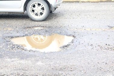 Đường nghìn tỉ xuất hiện nhiều gổ gà sau trận mưa lịch sử