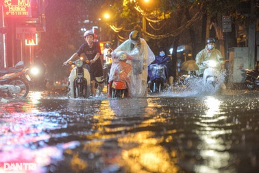 Hà Nội ngập nặng sau mưa lớn, người và xe "bơi" trên phố