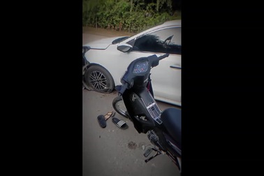 Thanh niên chạy xe máy ẩu, lao thẳng vào ô tô ngược chiều