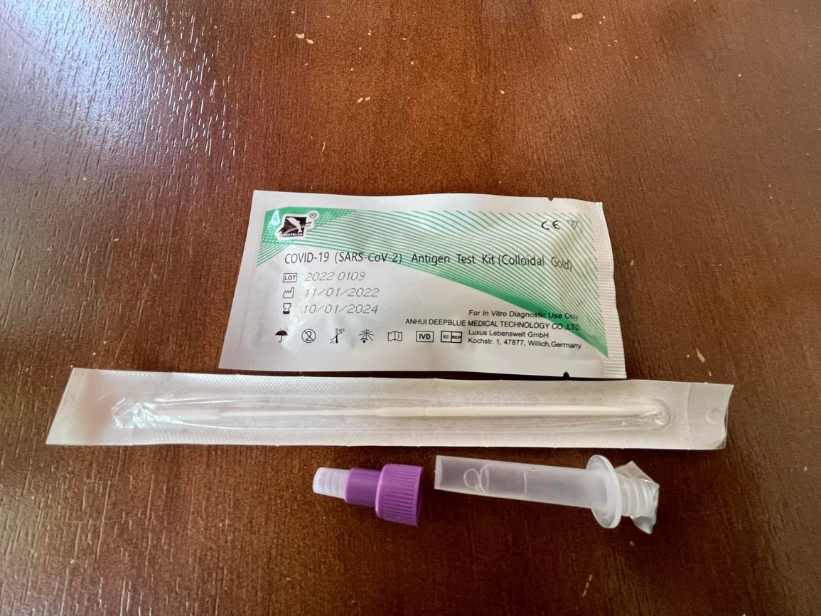 Dân đổ xô mua kit test, nhiều nhà thuốc rơi vào tình trạng cháy hàng - 2 Dân đổ xô mua kit test, nhiều nhà thuốc rơi vào tình trạng cháy hàng - 2