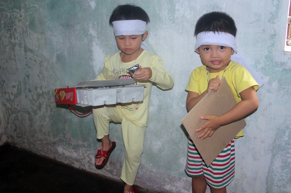 Đau đớn cảnh 2 bé thơ mất mẹ, xa vắng tình cảm người cha! - 6 Đau đớn cảnh 2 bé thơ mất mẹ, xa vắng tình cảm người cha! - 6