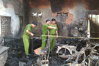 Cháy tiệm sửa xe thiêu rụi 8 mô tô
