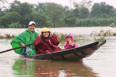 Những nụ cười lạc quan của người dân vùng lũ