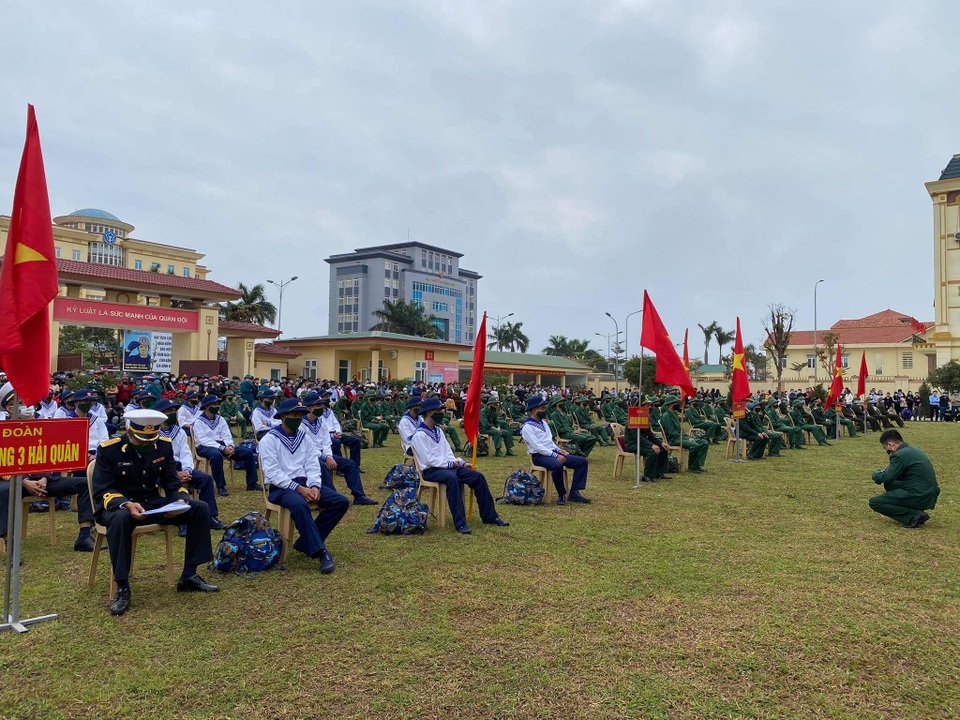 Gần 1.000 thanh niên Quảng Bình lên đường nhập ngũ - 1 Gần 1.000 thanh niên Quảng Bình lên đường nhập ngũ - 1