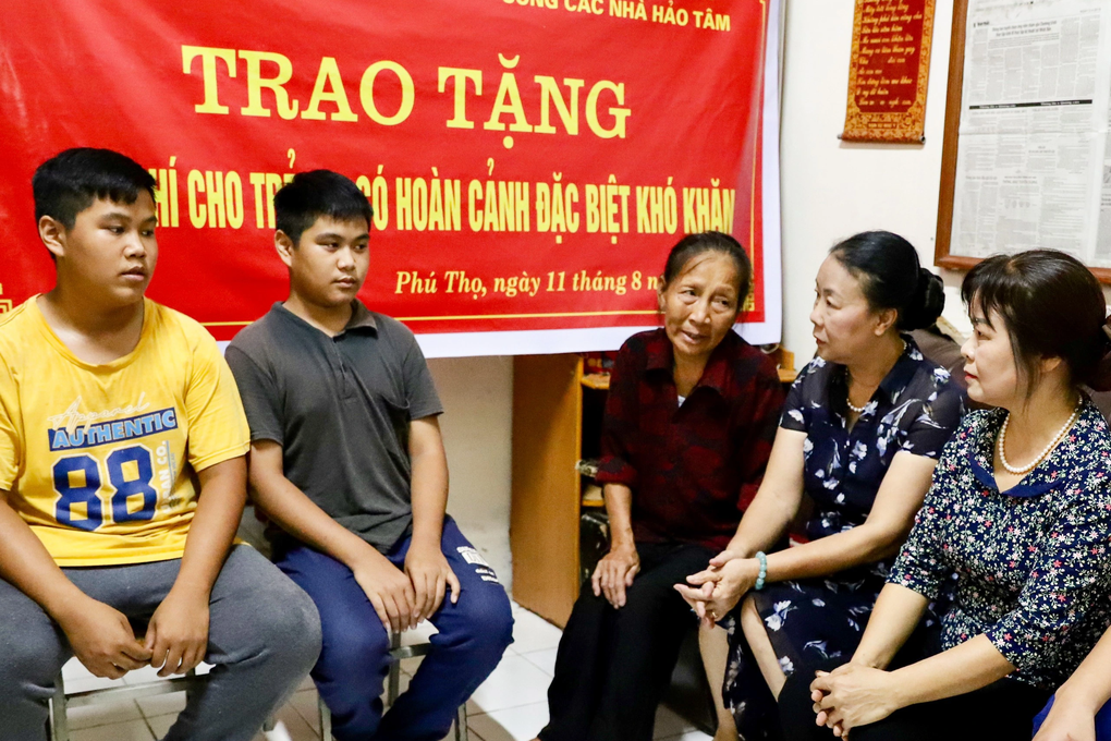 Bạn đọc Dân trí giúp đỡ 2 đứa trẻ mồ côi bố hơn 90 triệu đồng - 3 Bạn đọc Dân trí giúp đỡ 2 đứa trẻ mồ côi bố hơn 90 triệu đồng - 3