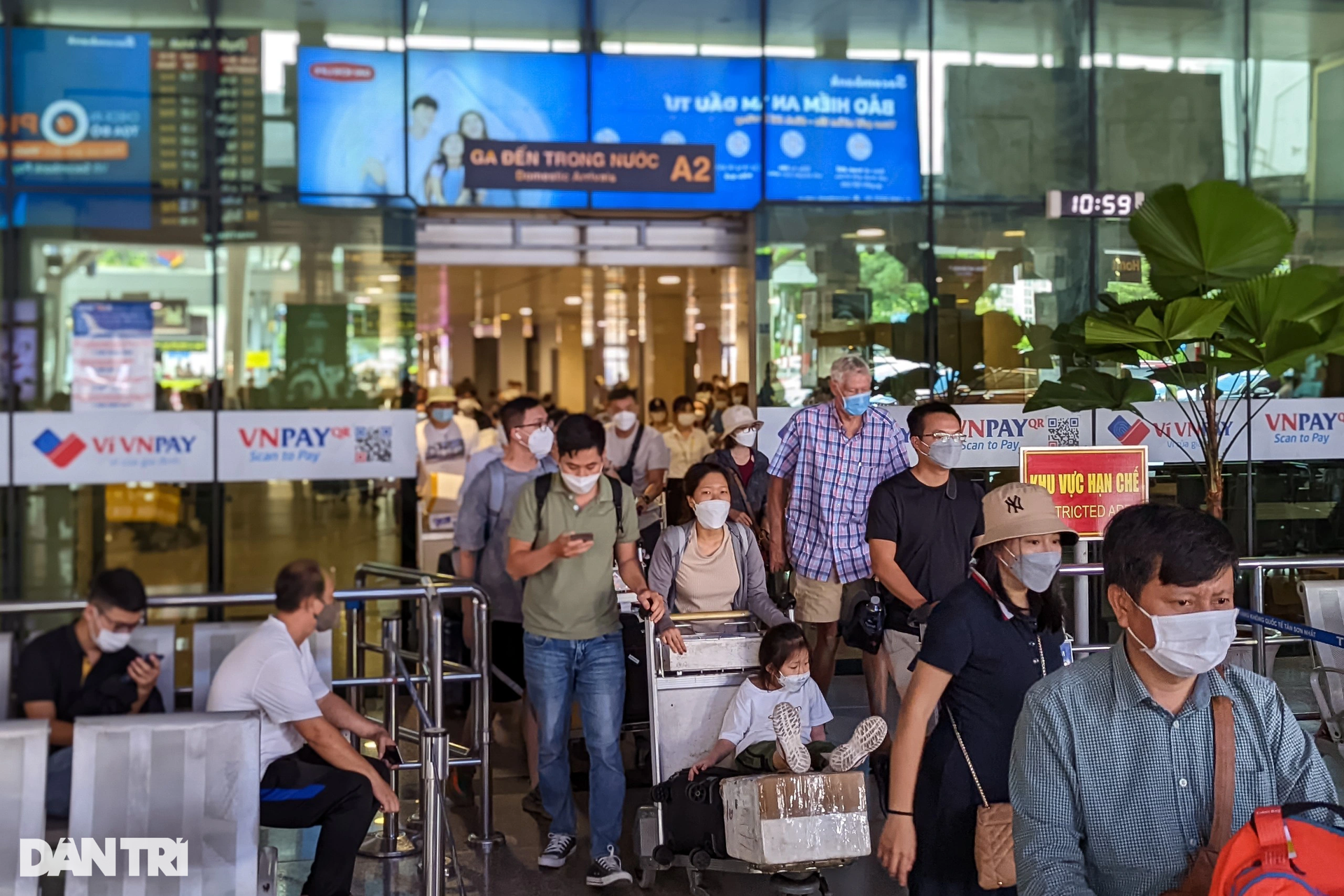Sân bay Tân Sơn Nhất đón hơn 100 nghìn lượt khách trở lại TPHCM sau nghỉ lễ - 1 Sân bay Tân Sơn Nhất đón hơn 100 nghìn lượt khách trở lại TPHCM sau nghỉ lễ - 1