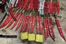 Bắt đối tượng đi ship bình xịt hơi cay, phát lộ kho đao kiếm