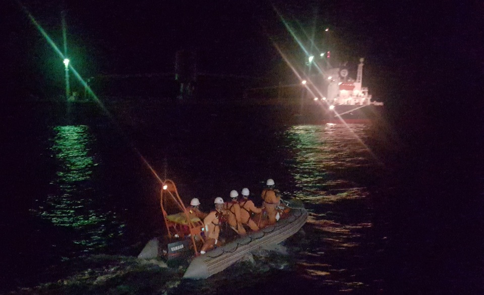 Cứu thuyền viên Thái Lan gặp nạn ngoài biển vào bờ an toàn - 3