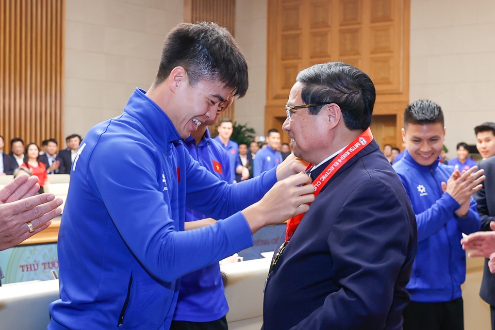 Thủ tướng chia sẻ cảm xúc dịu dàng và êm ái trong trận thắng của Việt Nam - 4 Thủ tướng chia sẻ cảm xúc dịu dàng và êm ái trong trận thắng của Việt Nam - 4