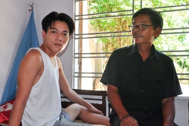 2 chị em đứng trước nguy cơ bỏ học vì cha và anh mắc bệnh nặng